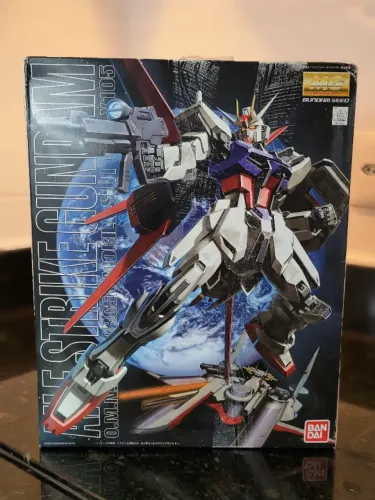 MODEL KIT MG 1/100 GAT-X105 AILE STRIKE GUNDAM NOVO BANDAI