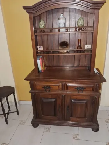 Oratório em Madeira maciça com 2 gavetas 2 prateleiras e 2 gavetas em baixo, puxadores em