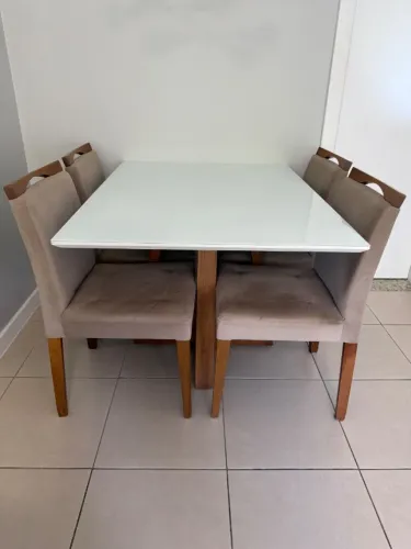 Mesa de Jantar 4 Lugares com Vidro + 4 Cadeiras Estofadas