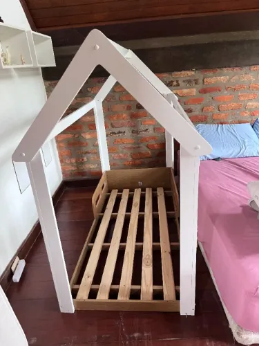 Cama infantil tipo cabana Montessoriana