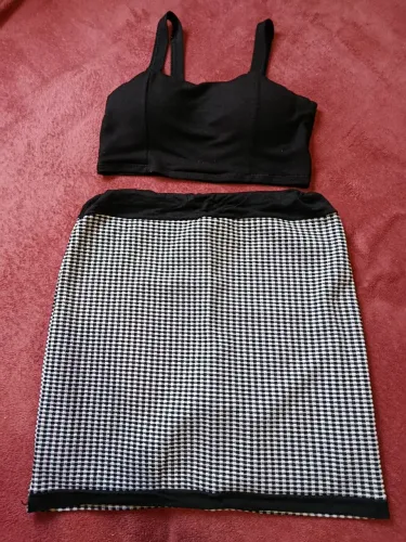 Conjunto tamanho M cropped com bojo e saia short 
