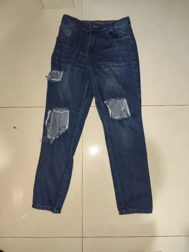 Calça jeans rasgada