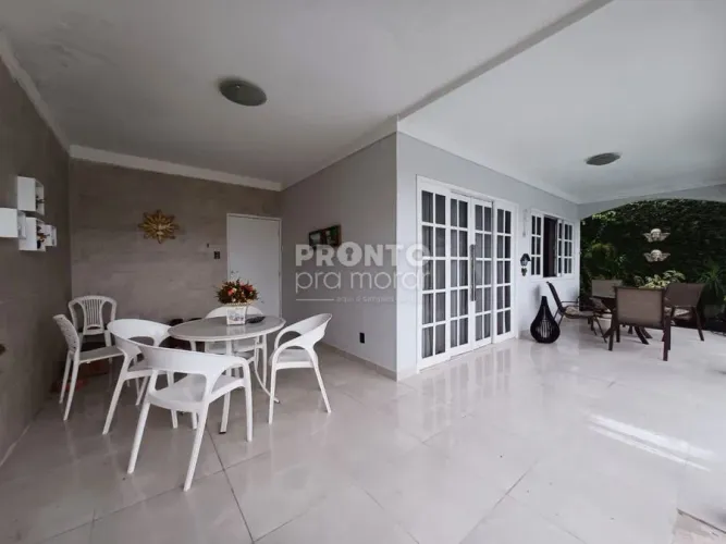 Casa com 4 quartos em Candeias