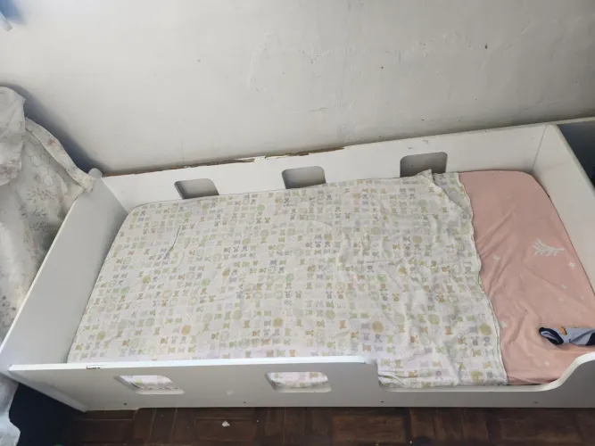 Cama montessoriana infantil