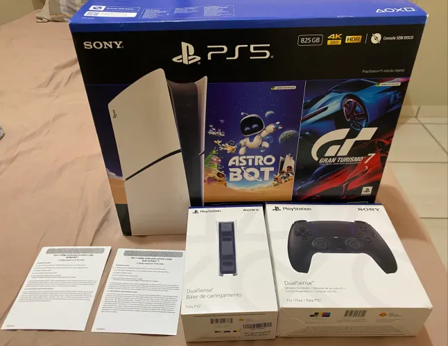Ps5 Slim 825 GB, com duas manetes e base carregadora tudo original seminovo.