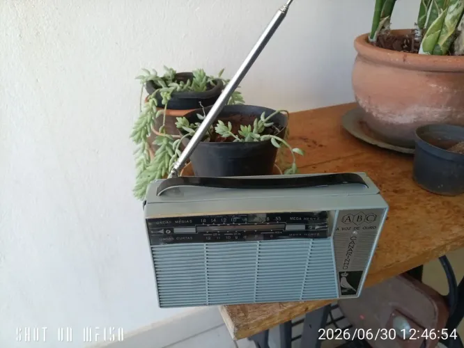 Vendo rádio ANTIGO portátil e mesa Canarinho a voz de ouro ? funcionando raridade