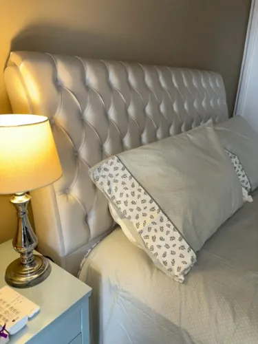 Cabeceira de cama queen estilo Capitonê semi nova (Casa Shopping, RJ)