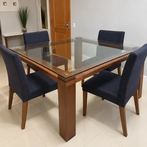 Mesa de madeira e tampo de vidro