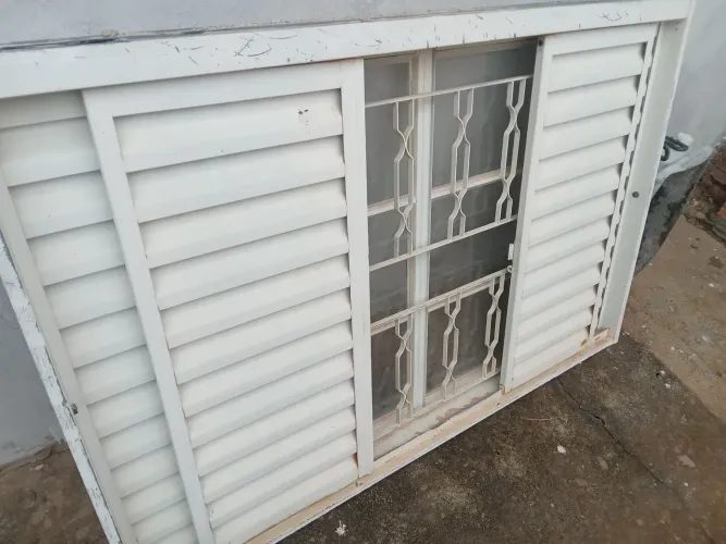 Veneziana para quarto com vidro 1500x1000