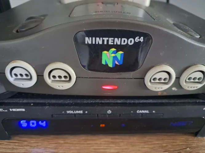 Console original Nintendo 64 com 3 controles joysticks originais e cartucho do jogo Mario