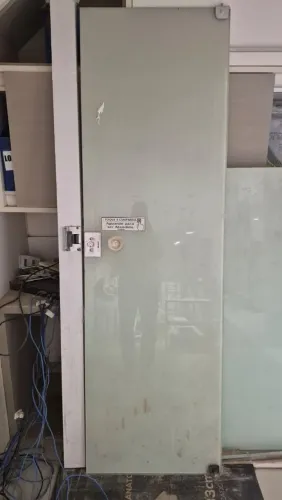 Porta de blindex com trava de senha