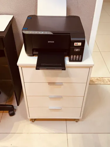 Gaveteiro de escritório em MDF, com 4 gavetas e rodízios