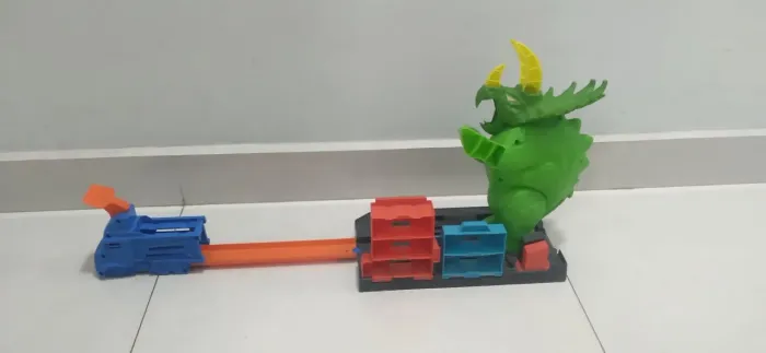 Pista Hot Whells Ataque de Triceratops Mattel