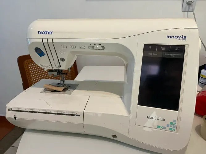 Máquina de Costura Brother QC-1000 Quilt Club + Mesa Extensora + Kit Completo
