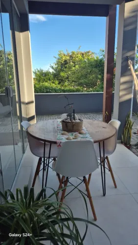 Mesa de jantar redonda com 4 cadeiras