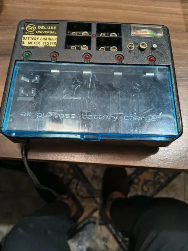 Antigo Carregador de Pilhas e Baterias Universal GN