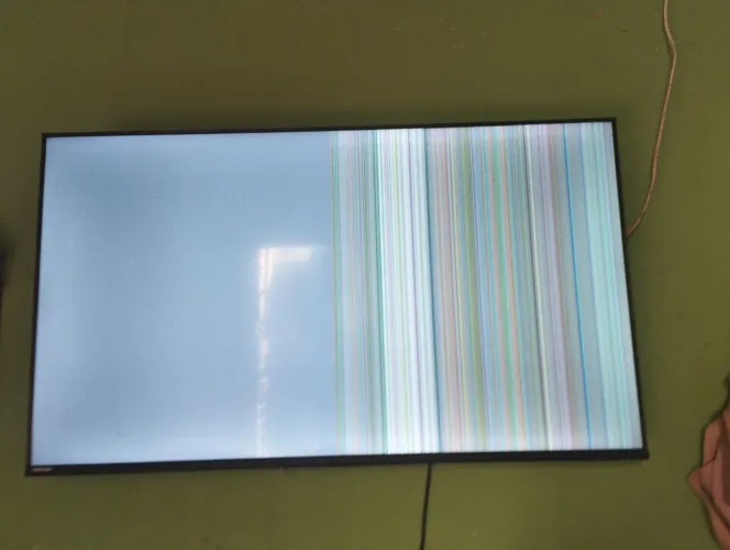 Televisão para concerta, saindo som porem sem imagem so listras
