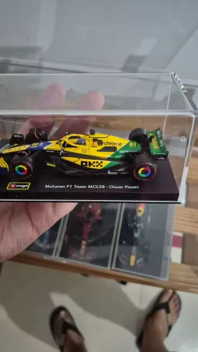 Vendo Miniatura F1 McLaren MCL38 Senna #81 (Oscar Piastri) c/capacete detalhado e case