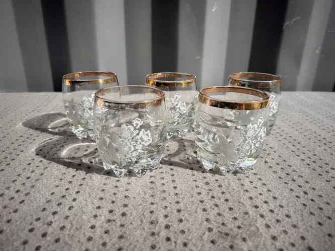 Conjunto de copos whisky de cristal com borda dourada e detalhes florais esculpidos