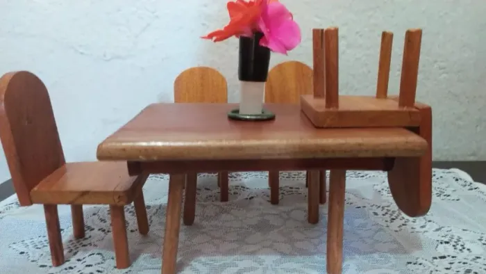 Mini Mesa e cadeiras artesanal (madeira)