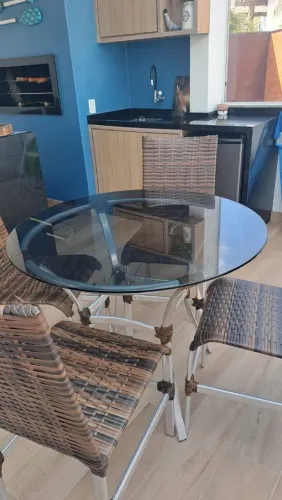 Mesa com 4 cadeiras