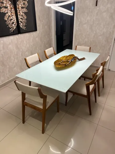 Mesa com 01m de largura e 02m de comprimento cadeiras