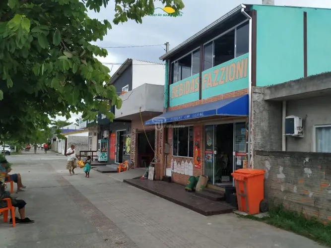 Prédio formado por duas lojas e um apartamento na principal rua comercial do bairro - Tape