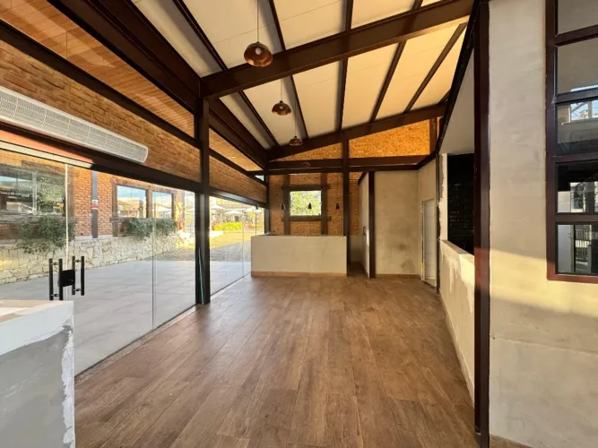 Excelente loja com 86m², design sofisticado e moderno, área de lazer a céu aberto!