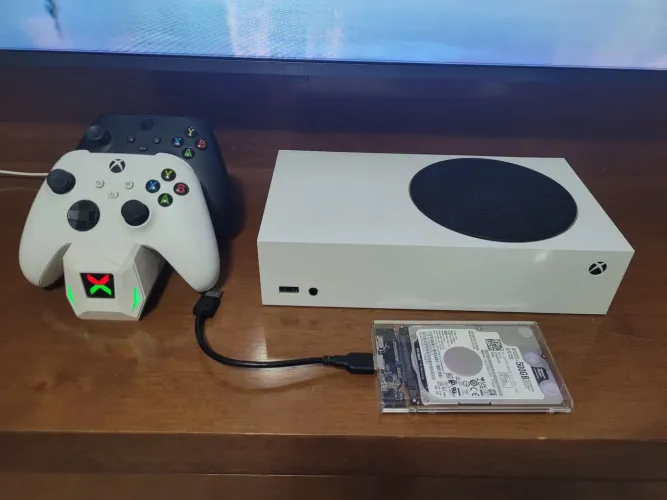 XBOX SERIES S - 02 CONTROLES + BASE DE CARREGAMENTO + 20 JOGOS + 500GB+HD EXTERNO