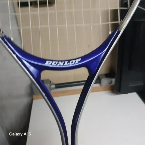 Vendo essa Raquete em aluminio da marca DUNLOP 