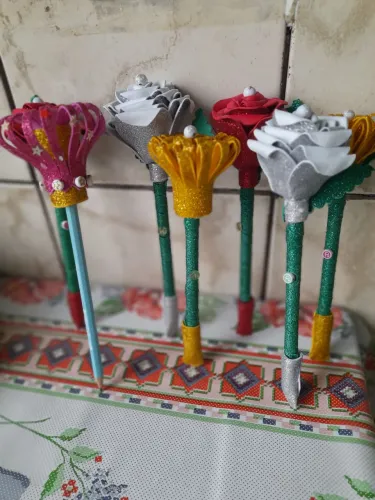 Canetas e lapis decorados