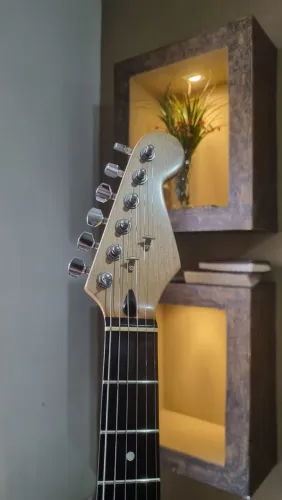 Troco por baixo, guitarra stratocaster 