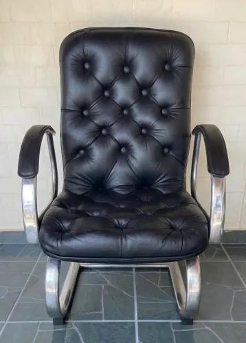Poltrona Executiva Chesterfield Vintage com Base Cromada - Elegância e Conforto Atemporais