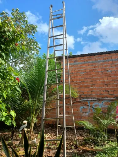 Escada de alumínio ela é de 2 lanse de 12 degraus poso entrega