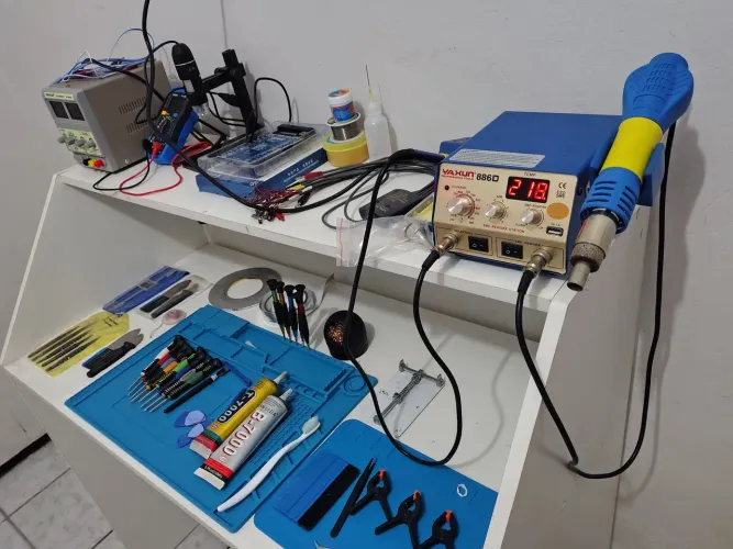 Mesa e todos os equipamentos materiais