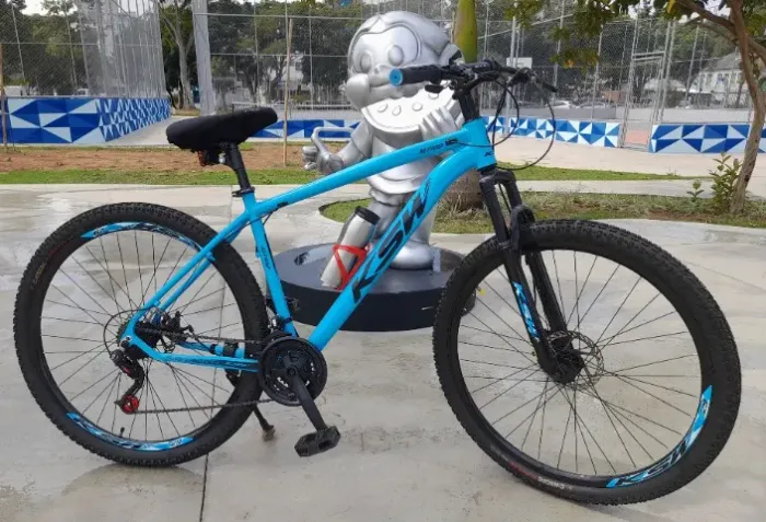BICICLETA KSW ARO 29-XLT100, QUADRO ALUMINIO, 24 MARCHAS, FRÊIOS À DISCO, SUSPENSÃO, NOVA.
