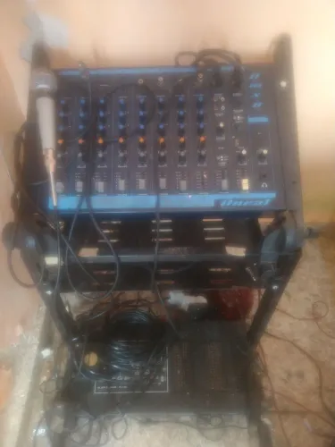 Mesa de som e rack e microfone para igreja