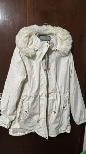 Jaqueta Feminina Branca / Off White G2 nova com Etiqueta, gola e interior peluciado.