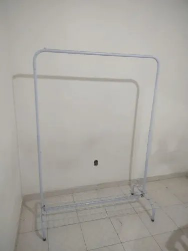 Arara branca para pendurar roupas e colocar sapatos 