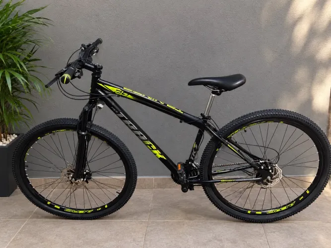 Bicicleta TKS Track Aro 29 Preta e Verde Neon com Freio a Disco