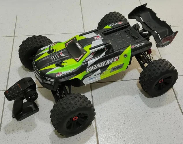 Automodelo RC Arrma Kraton 1/5 - 4x4 C/ Combo Brushless 8s e Rádio Controle de 3 Canais