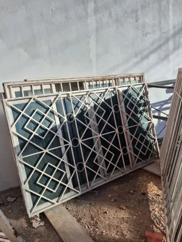 Vendo 4 janelas de ferro e vidro com. Grade 2 x1.30