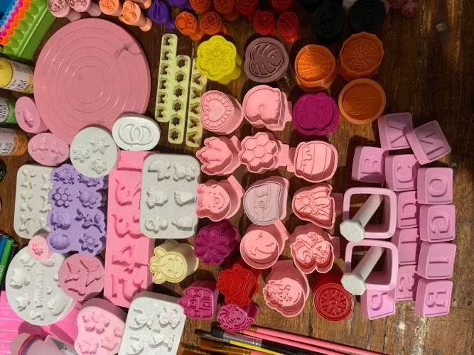 Itens para confeitaria, carimbos, ejetores, moldes, corantes