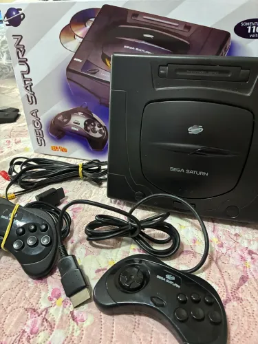 SEGA SATURN TEC TOY na caixa, 2 controles e cabos.