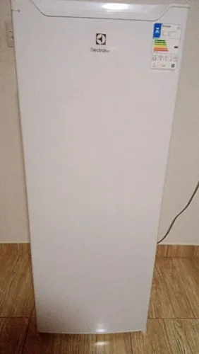 Vende- se uma geladeira eletrolux 178L
