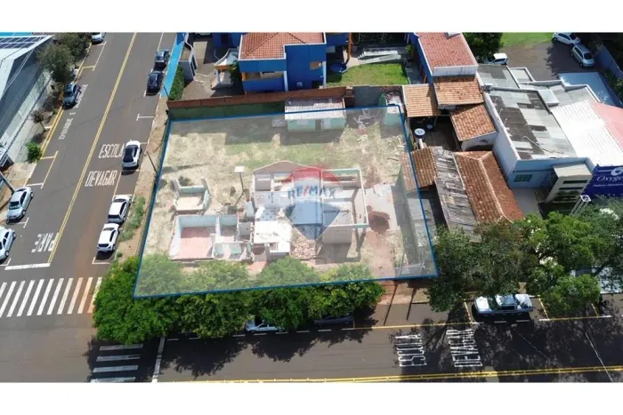 TERRENO DE ESQUINA NO CENTRO