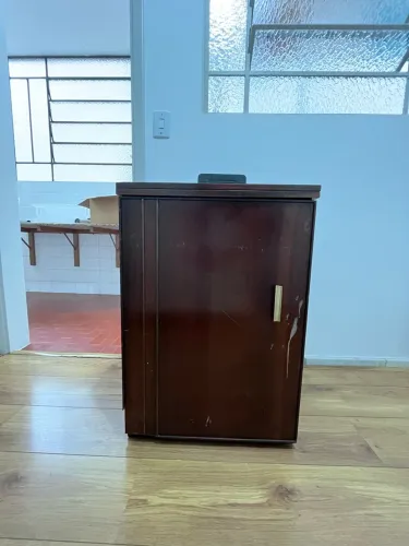 Vendo máquina de costura Elgin com gabinete