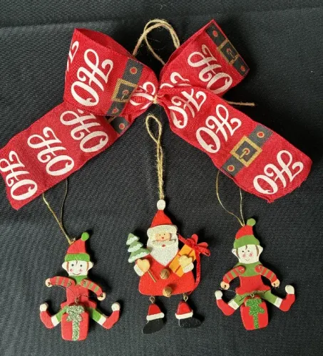 Lindo Kit com 4 peças, 3 pendentes Papai Noel com dois Duendes e Laço Natalino