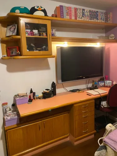 escrivaninha ( L 2.10cm A 82 cm P 55 cm) + prateleira com suporte de luz