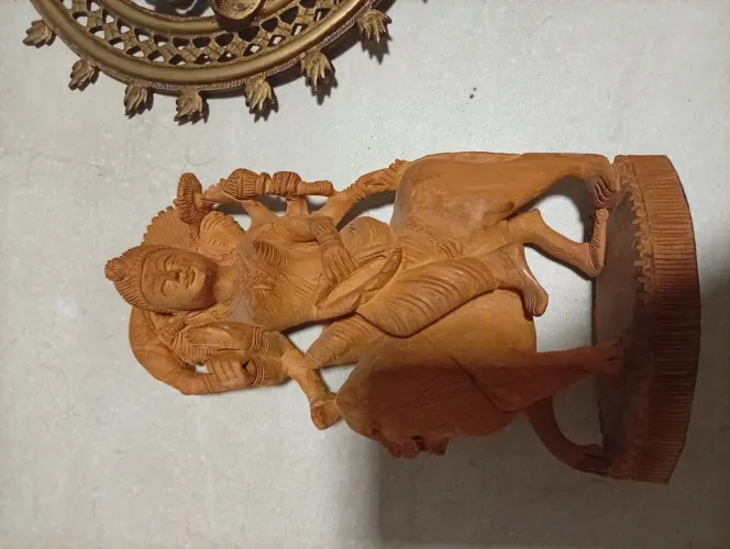estátua de madeira artesanal da deusa hindu Durga montada em um leão.
